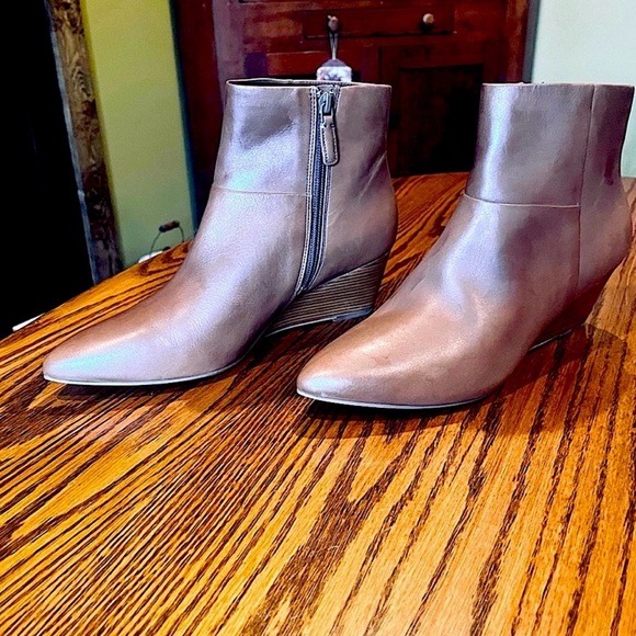Cole Haan almond toe leather booties light brown. 9.5M w/side Zip. 2.25” wedge - Picture 2 of 8